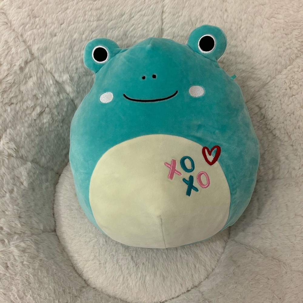 3 LARGE SQUISHMALLOWS